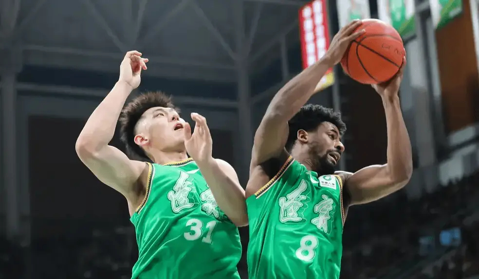 辽宁男篮金盾🛡️：CBA的对抗比NBL强一些，CBA身体对抗更大更激烈布罗金顿