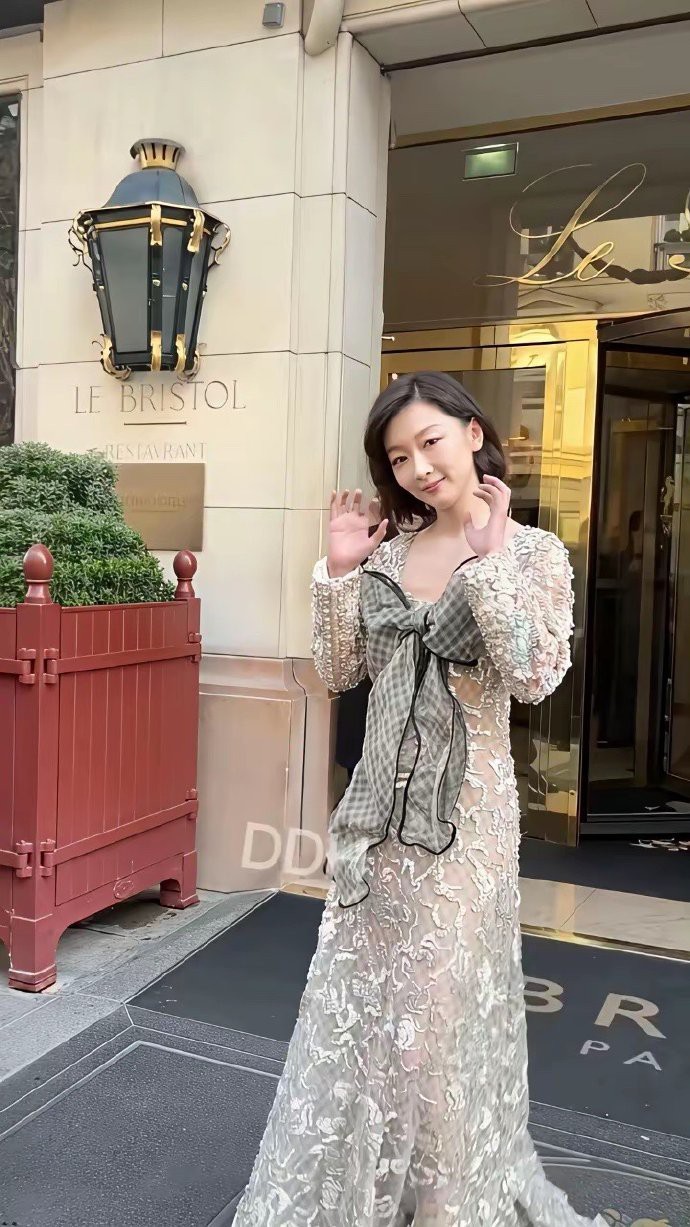 LV大秀明星视频直出，哪儿找的这些丑衣服，好像超市打断码清仓的…… 