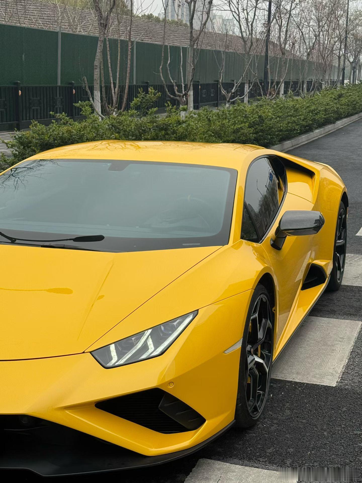 兰博基尼 EVO RWD，高定版配色黄车黑内，选配生活套件·20寸切割轮毂·Ca