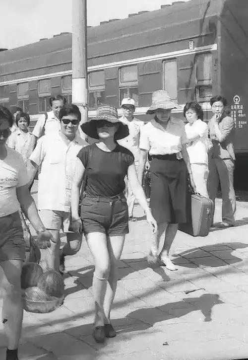 这是当年刘晓庆老师坐绿皮火车去演出，那吃苦精神真不是一般人能比的。
遥想坐绿皮火