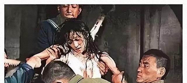 1928年9月19日，她被敌人带到刑场。
他们将她衣服扒光，分开四肢绑在木桩上