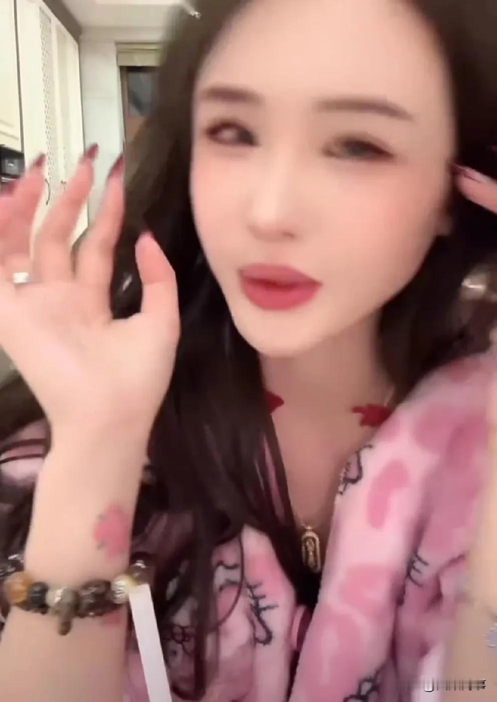 大美被问真实年龄，心态破防！

          大美被问八几年出生？心态破防