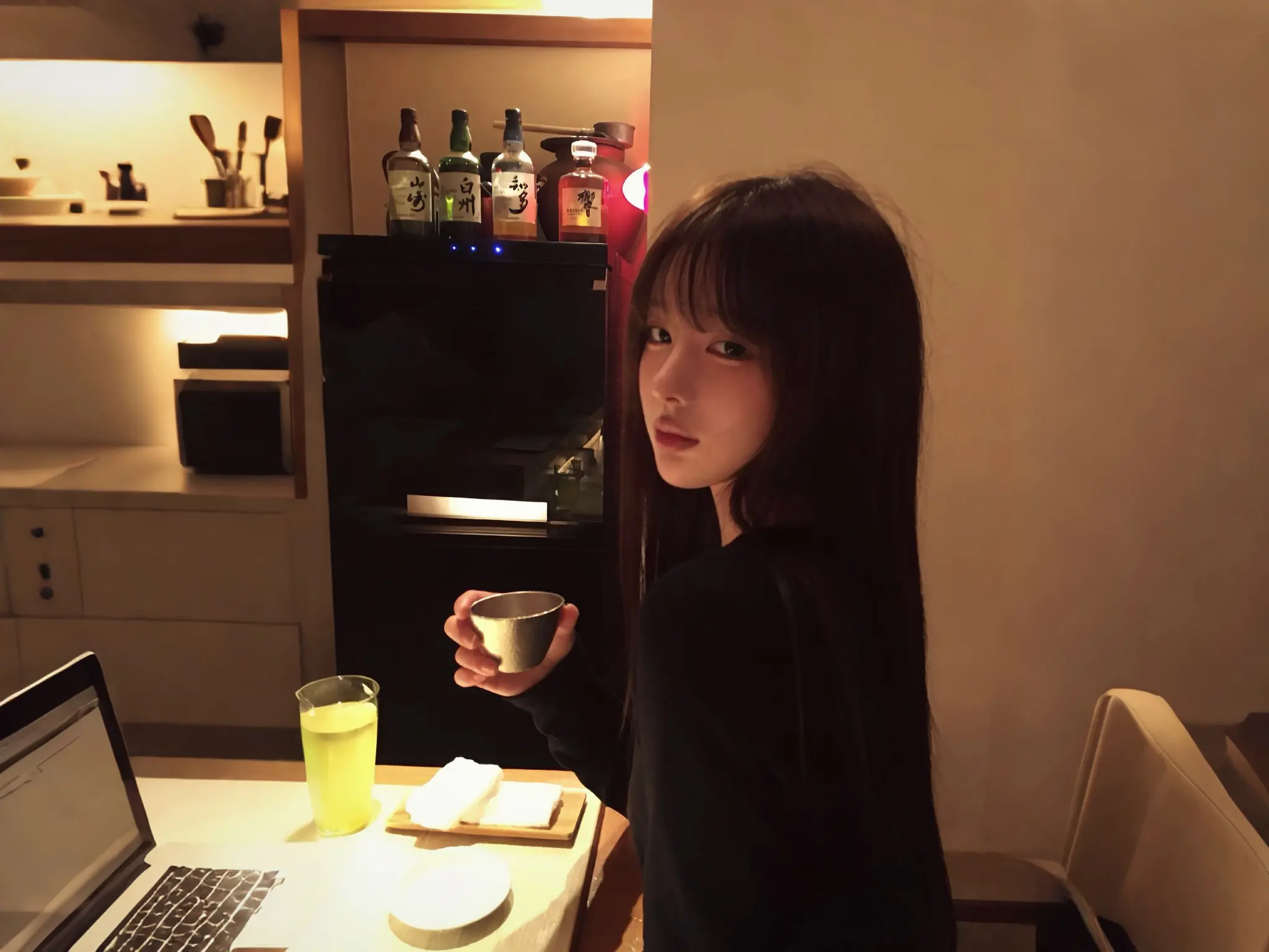 你也会让另一个女孩玩你的头发吗 也会捏她的脸吗 也会跟她打打闹闹吗