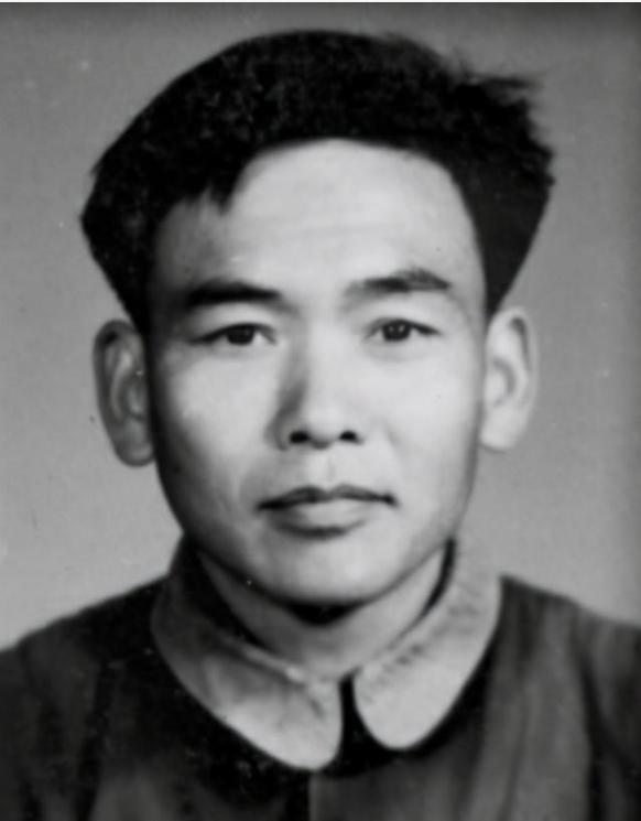 在安徽淮北煤矿，曾有一个力气特别大的怪人，他从不跟人说话，不在人前光膀子干活，也