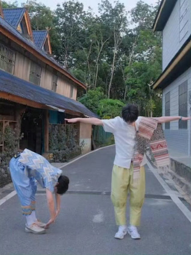 黄子弘凡眼神透露着清澈他偶尔睁着眼睛懵懵看人的样子，眼神里的清澈直接戳中萌点，可