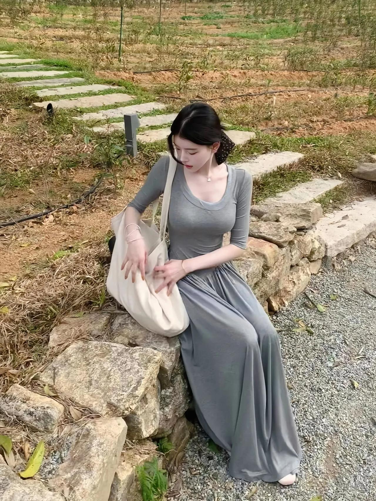 上联：小径通幽，石上佳人留倩影
下联：繁林映秀，灰裳素袂衬清颜
对联 对对联飞花