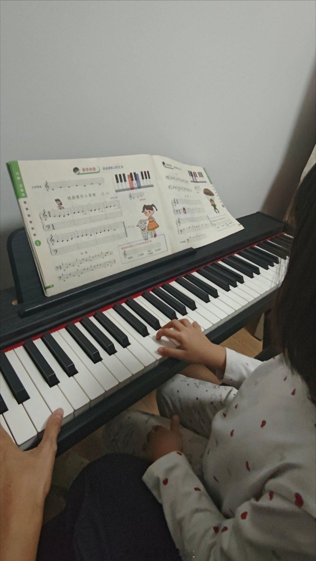 没有过圣诞节的习惯哎，所以现在下班回家吃饭陪娃练琴咯~ 