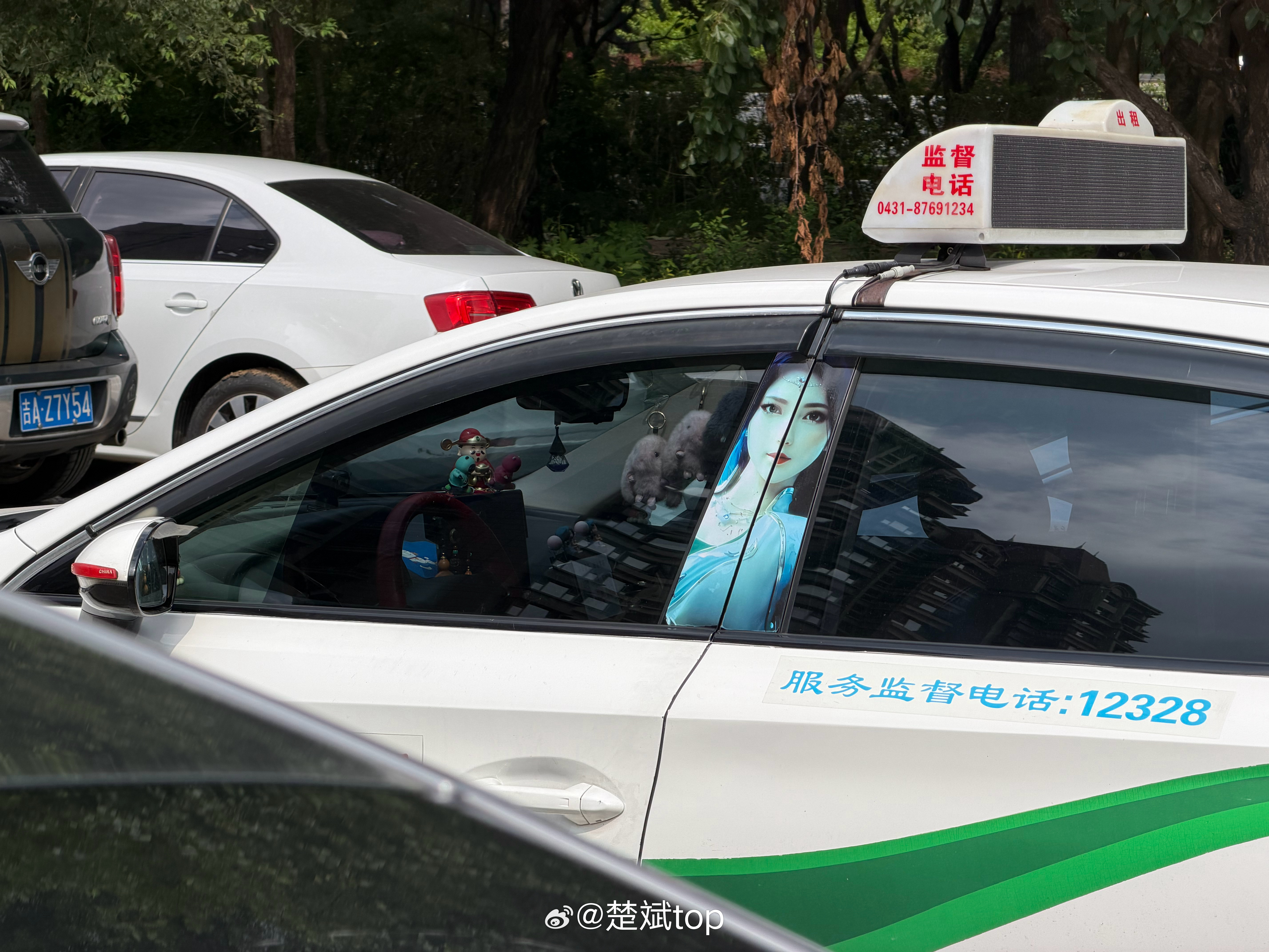 说实话，这要是大半夜的看见，还挺害怕的
