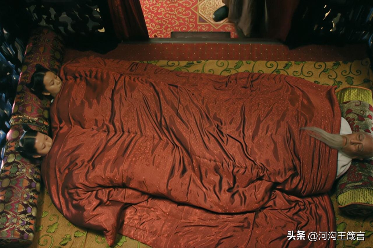 严嵩是真会享受啊，晚上睡觉还得让两个小姑娘抱着脚丫子，这是人肉电热毯吗？

很多