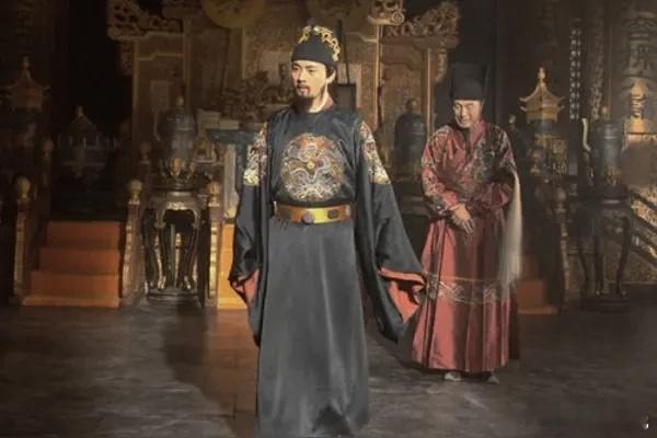 朱由检刚登基那会儿，内阁大臣们那叫一个积极，兴冲冲地弄来四个年号候选，齐刷刷地跪