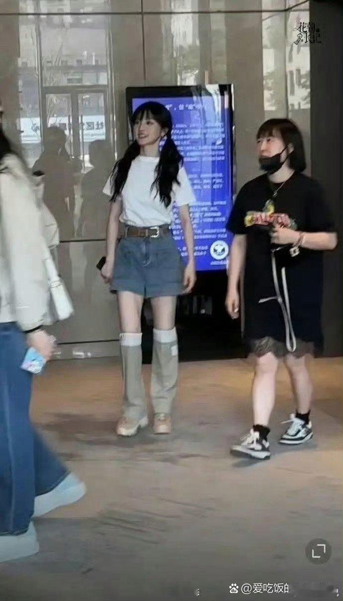 田曦薇这衣服穿反了吧，工作人员发现吗？ ​​​