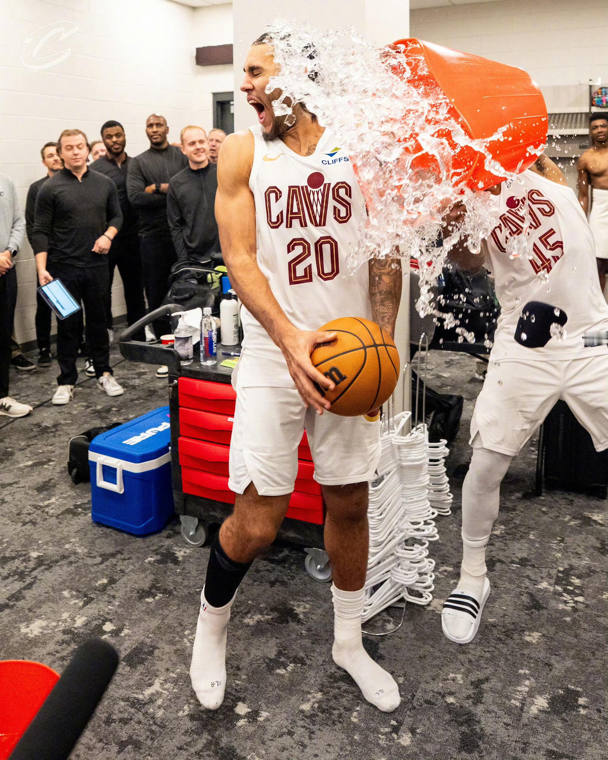 她一次性换了我一辈子的衣服泼完胜利之水，确实得去换衣服了！骑士队的杰隆·泰森今晚