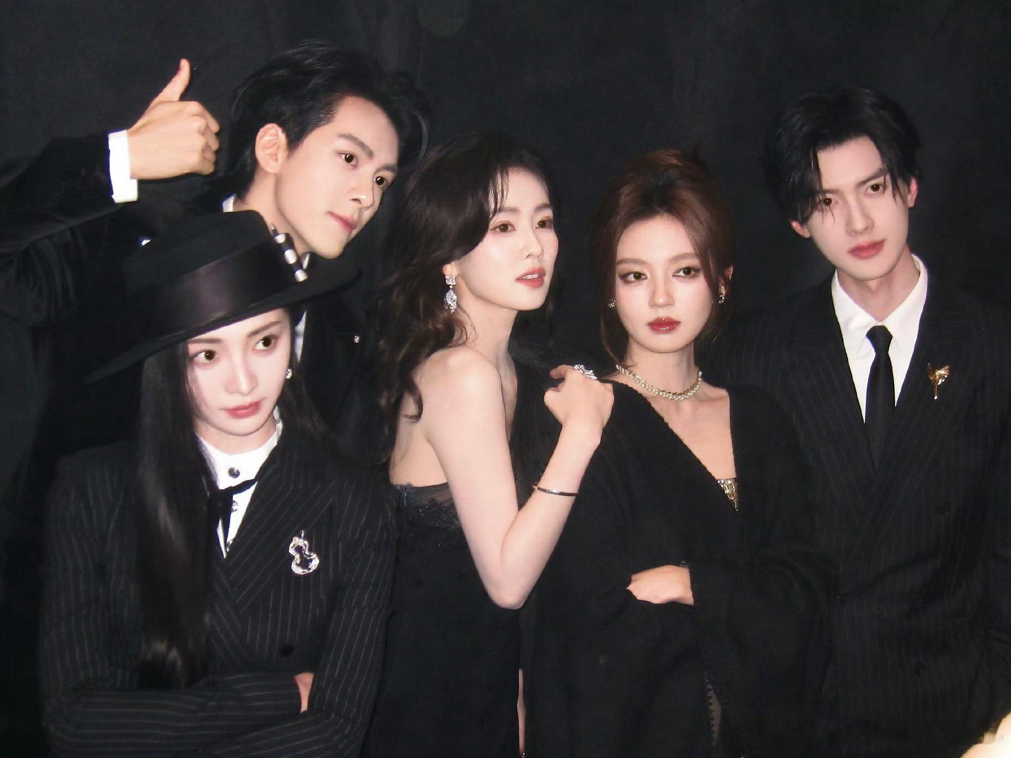 周洁琼发了临江仙剧组的合照，五个人都是黑色礼服，好酷的特工五人组！！最好的临江仙