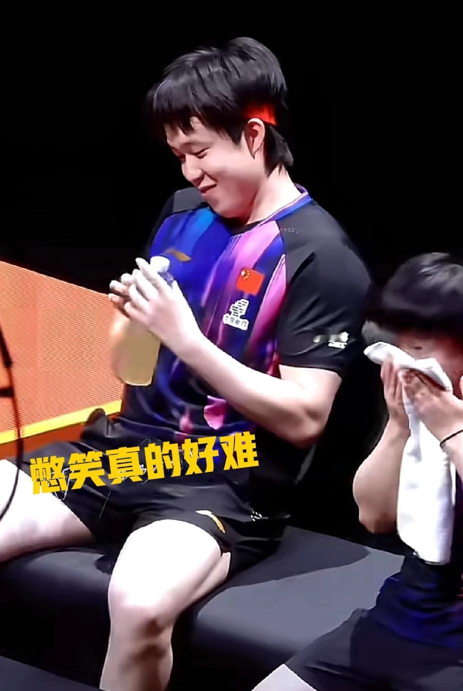 莎莎和楚钦笑得好开心呀！不管心情多糟糕，只要看到这两小只，心情立马开朗，莎头组合