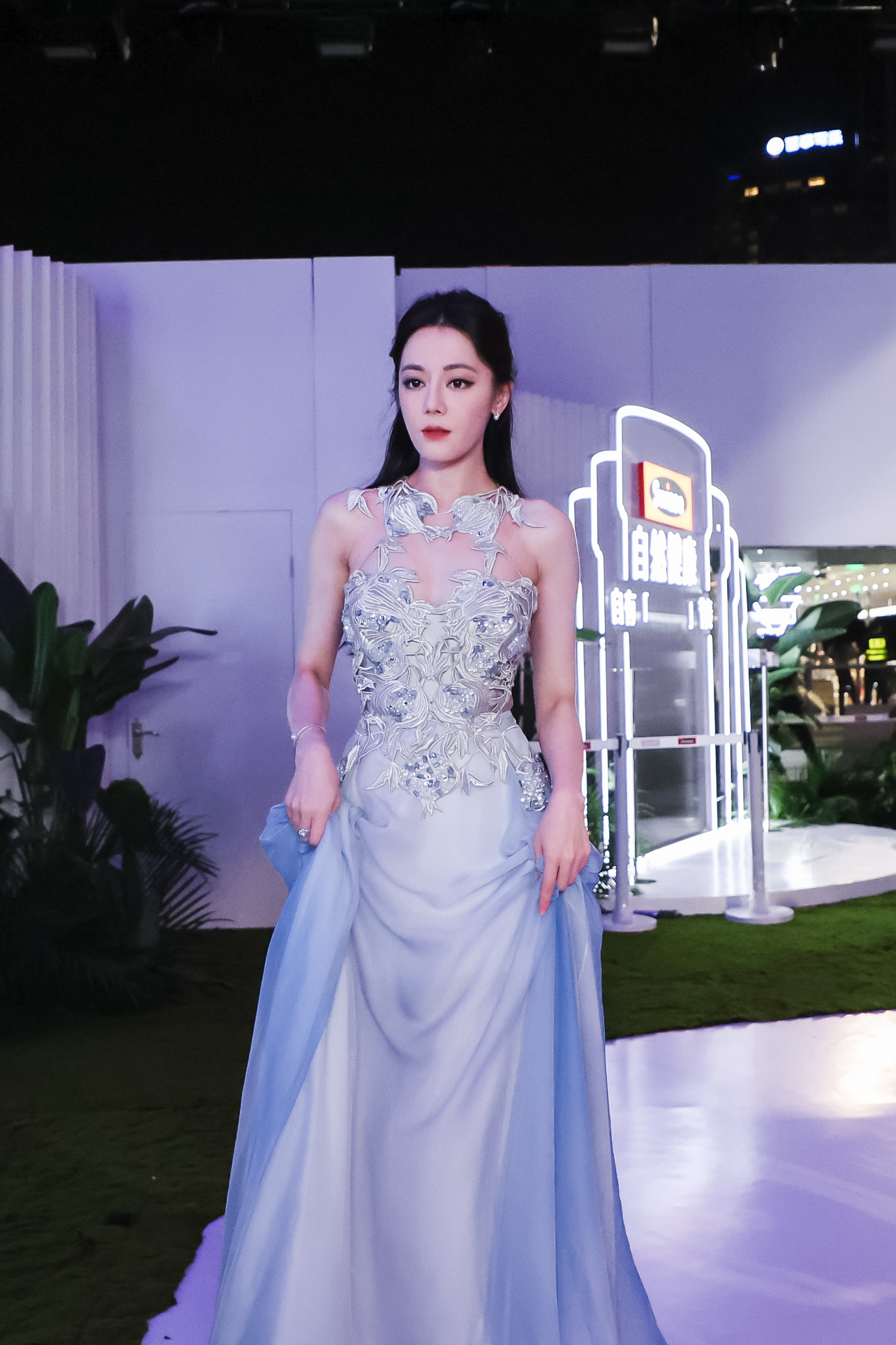 热巴怎么能漂亮成这样 热巴线下活动生图也太能打了吧！一袭亮色长裙衬得她整个人白到