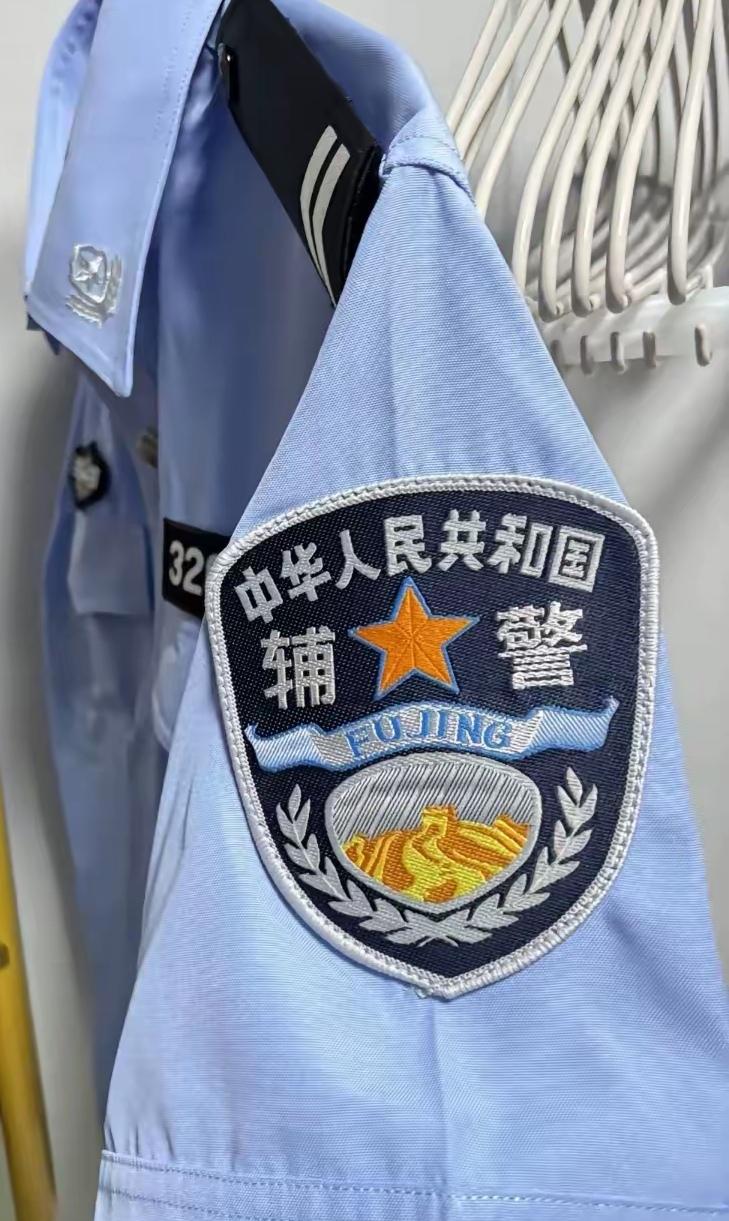 也许你不知道，按规定，事业编警察是不能穿警服的。

‌依据《公安机关人民警察内务