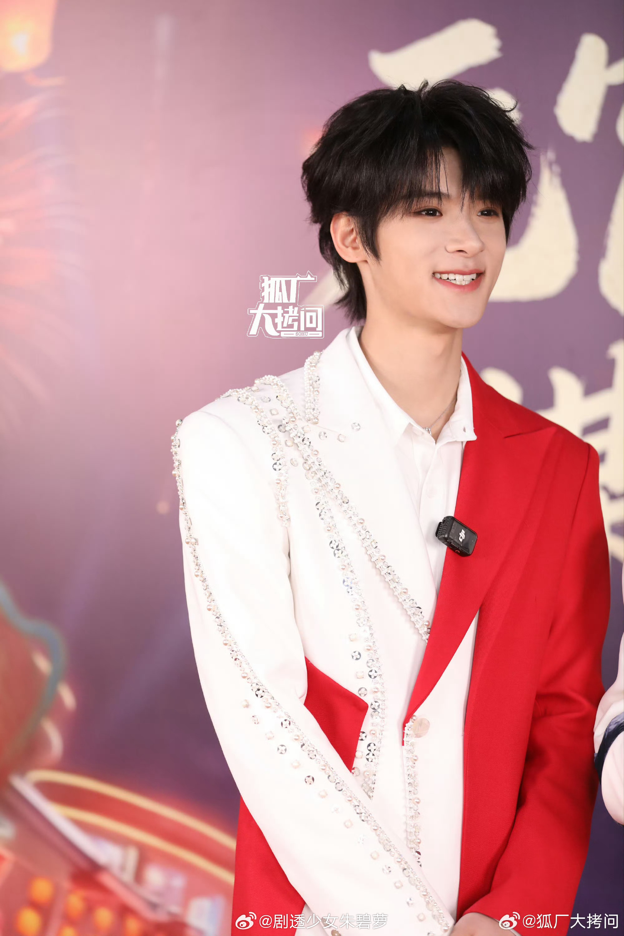 张峻豪元宵晚会路透张顺你帅成啥样了提着花灯完全神来的！期待明晚正式舞台 张峻豪发