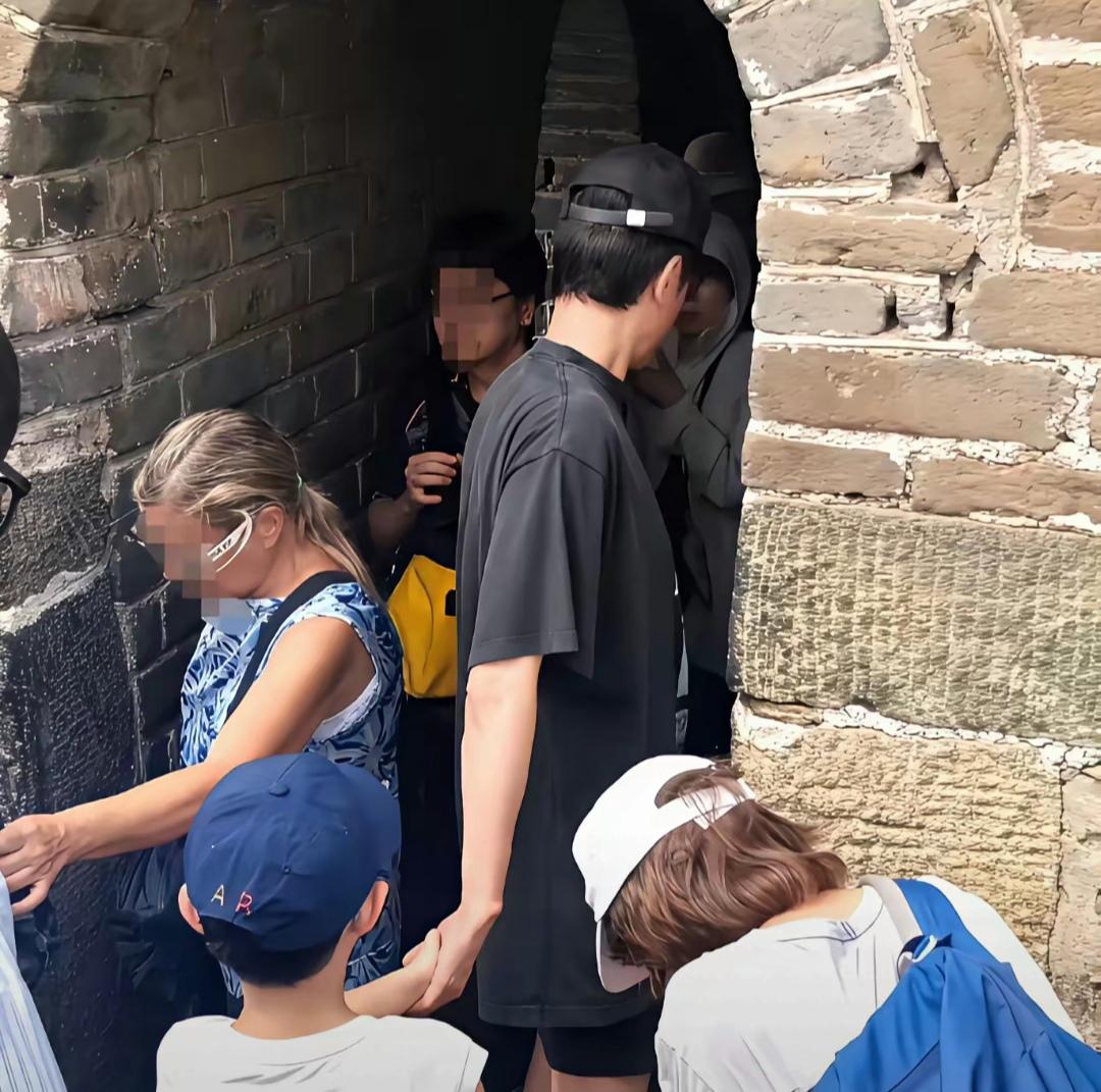 冯绍峰带着儿子去爬长城，一边爬，一边讲解。

在离婚后，他也参加活动，也培养儿子