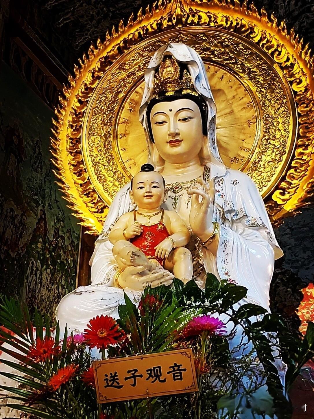 拜见送子观音，心诚所愿皆圆满🙏
 
金身莹润，慈目垂怜怀抱稚童，佛光环绕，满目