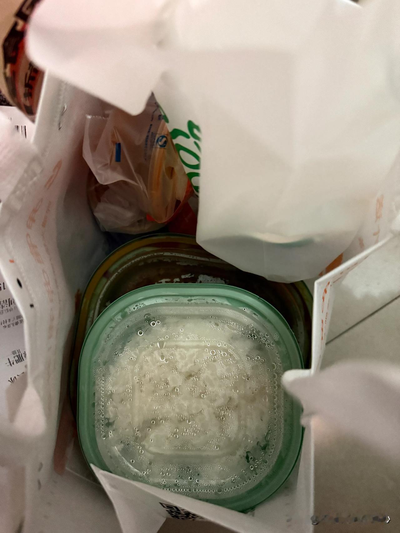 今天的晚饭是被投喂的～
昨天睡的不好感觉今天食欲也一般，男朋友几经周折帮我看好吃
