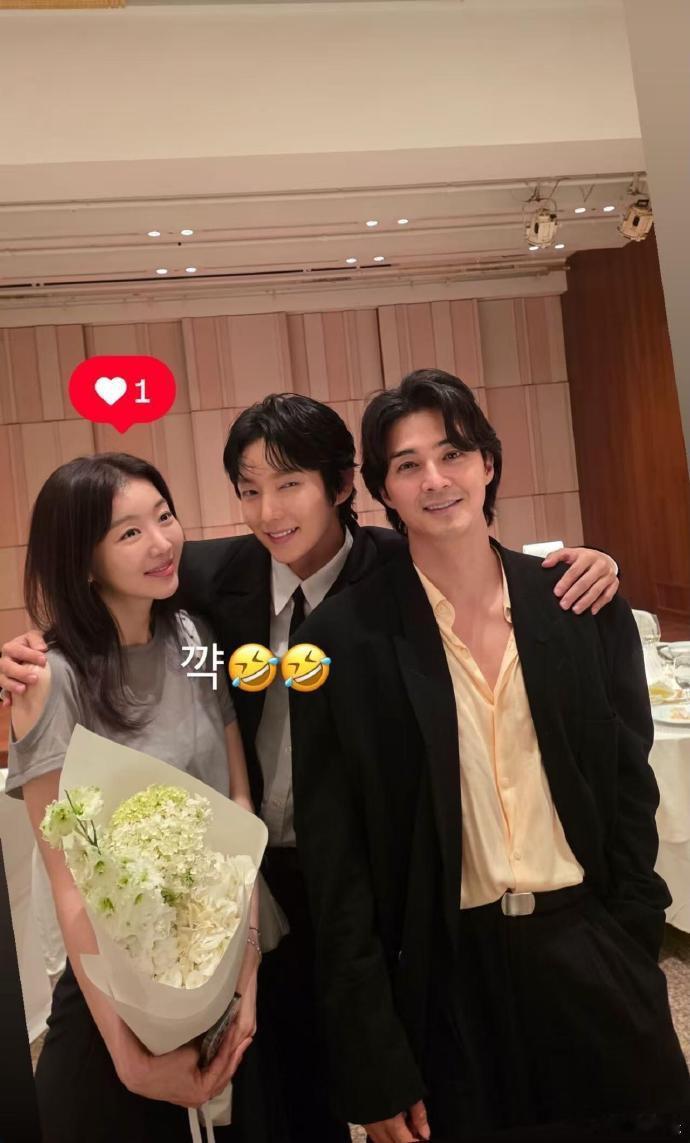 李准基参加文彩元婚礼 文彩元圆满举办私密婚礼，老搭档李准基专程到场祝贺。二人因《