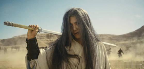 于适镖人灰白长发 竖角色的造型太吸引人了，玉面鬼的妆容完美还原，感觉就是从漫画里