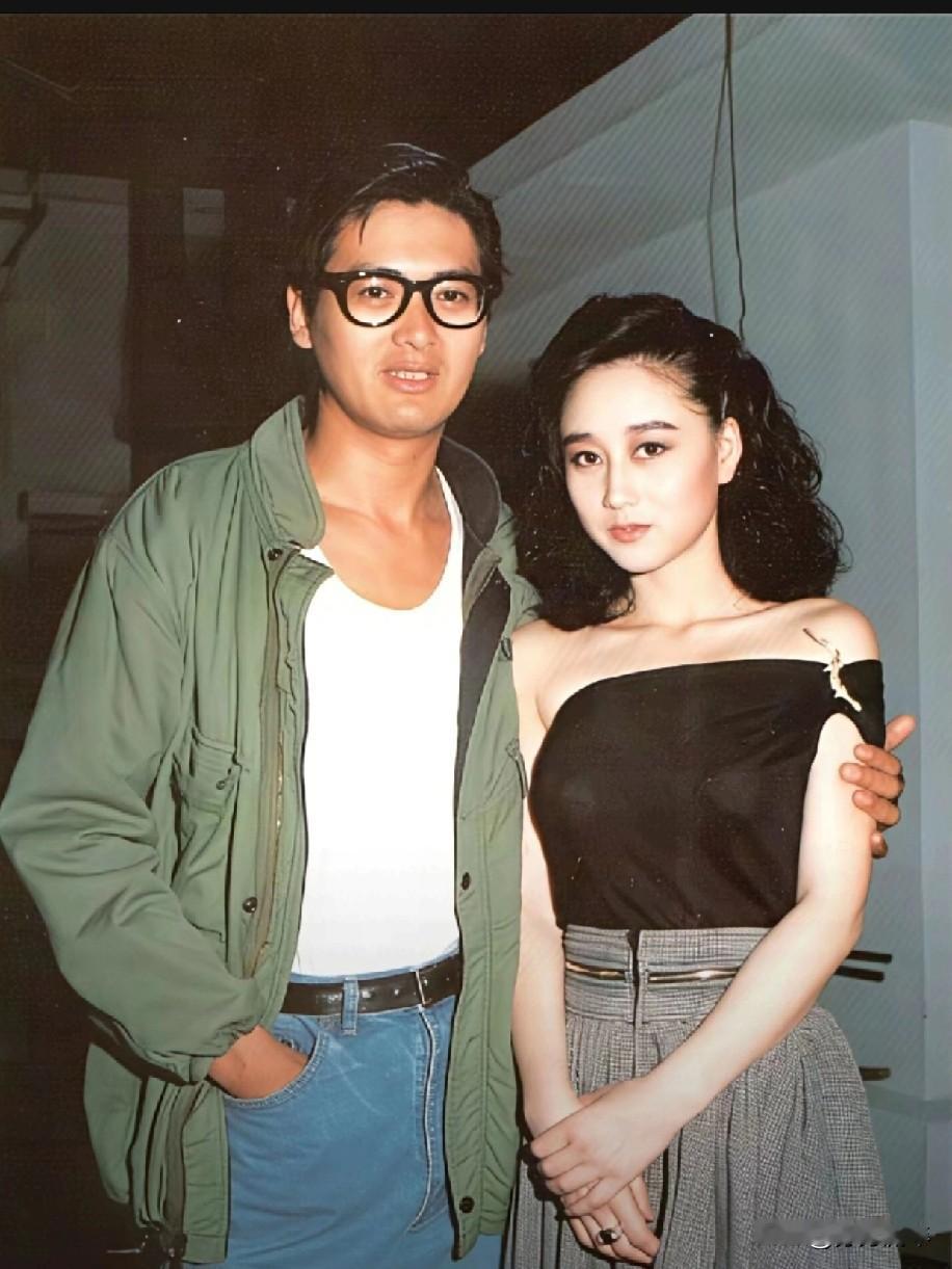 这是八十年代利智与周润发的合影。此时，周润发英俊潇洒，利智美艳动人。在荧屏上，他