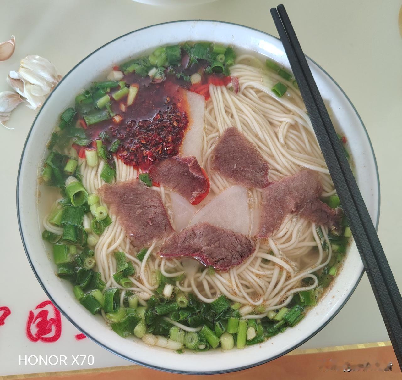 咱家乡的牛肉拉面，那味道绝了！
家乡牛肉拉面的汤头是灵魂。用牛骨和多种香料长时间