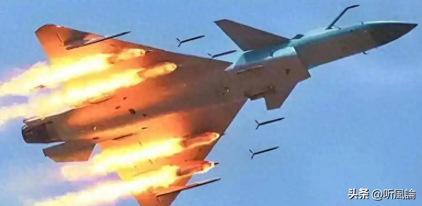 央视27日披露，我军歼-10C在任务中突遭外机雷达照射。座舱内“告警”信号亮起，