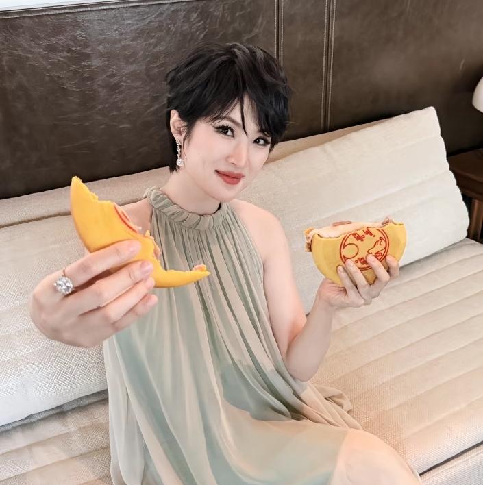 姚安娜晒中秋月饼，大伙都盯着月饼看，没人注意她手上那枚大钻戒。那颗钻戒亮得很，旁