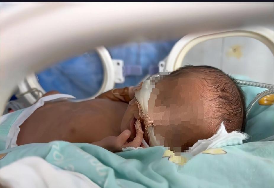 南昌早产男婴天乐在即将出院时突然昏迷离世，母亲黄女士发声质疑医院处理不当。
南昌