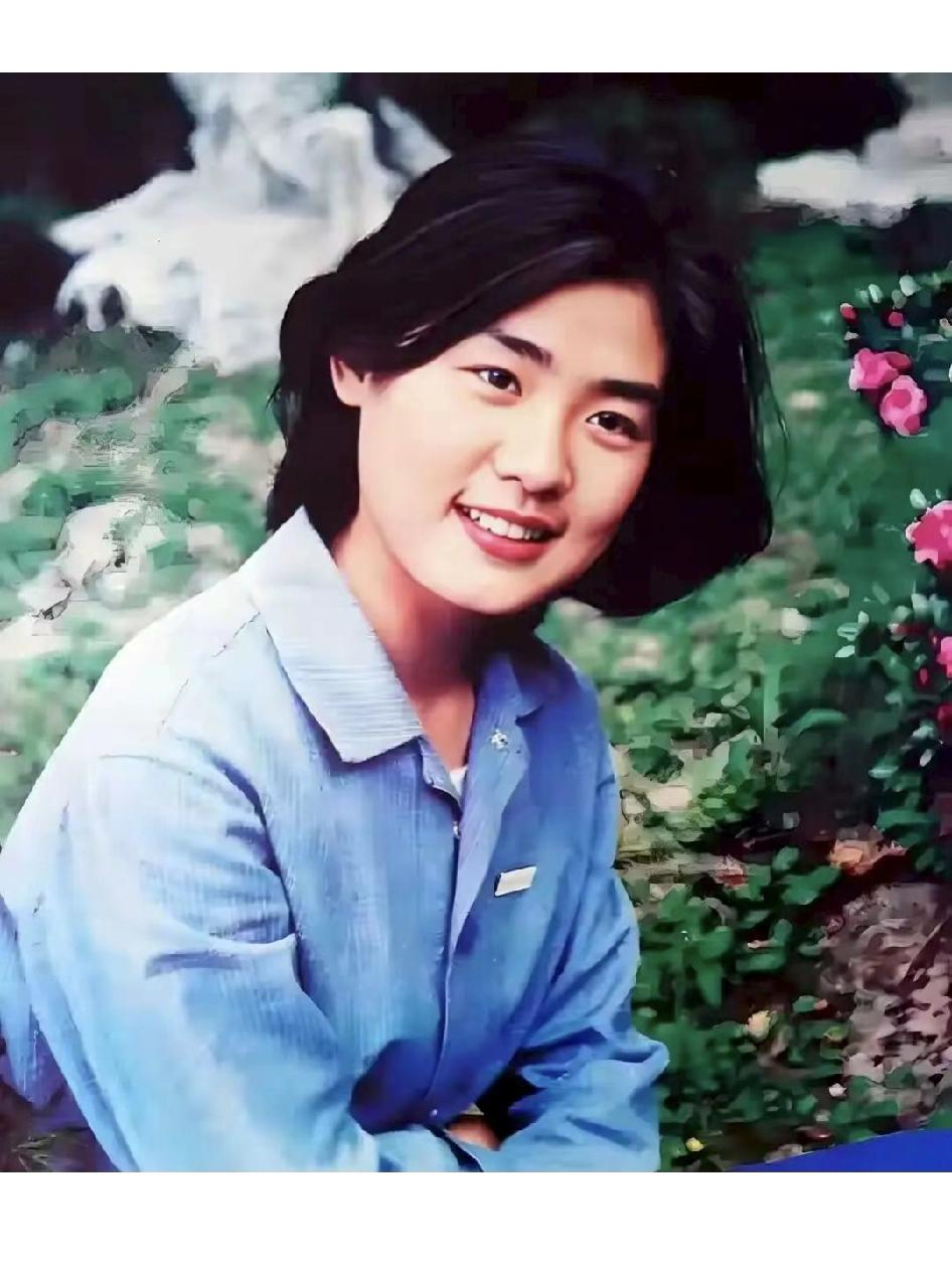 认识这是谁吗？
八十年代，她被誉为中国的“山口百惠”，一部电影《牧马人》，让她红