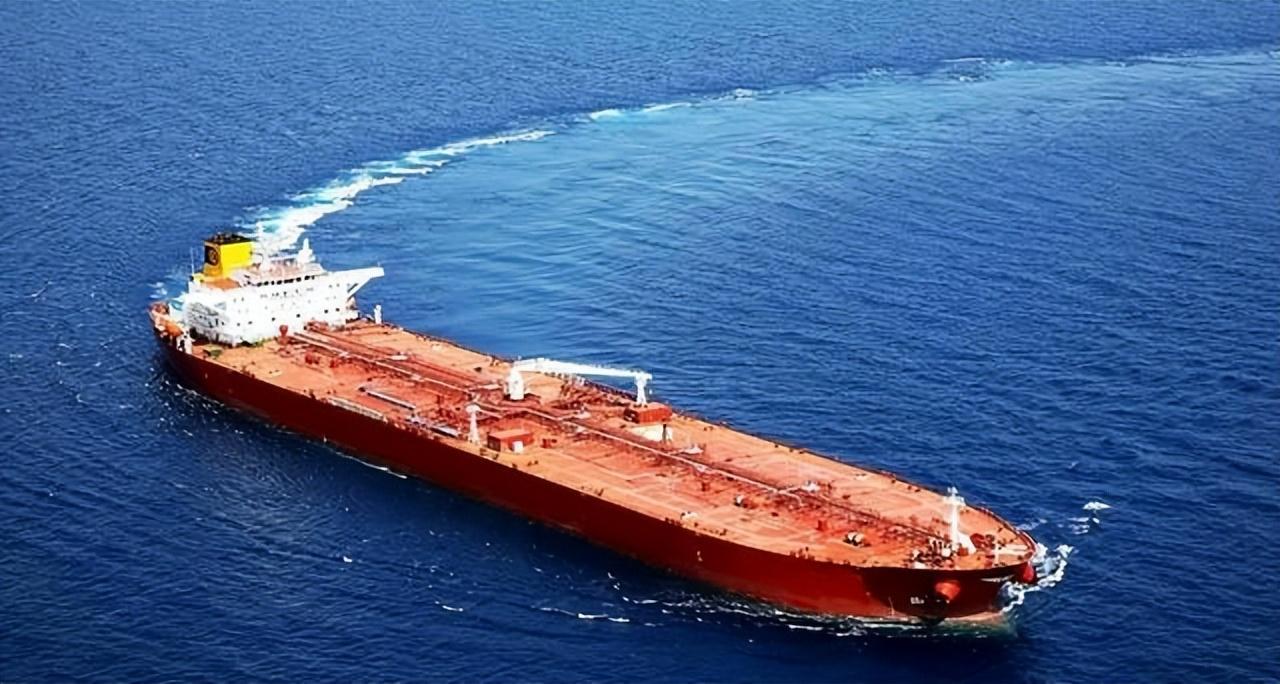 中国油轮无视封锁，顺利通过海峡，可能很多朋友都刷到了这段消息，心里难免犯嘀咕，美