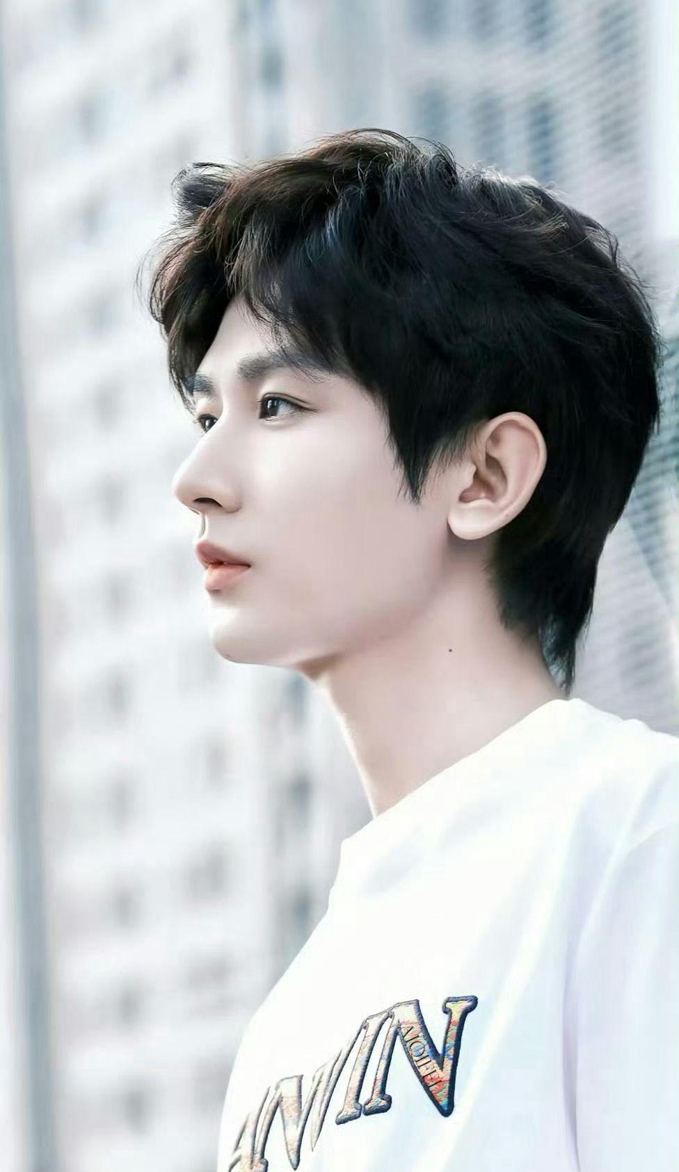 内娱男演员里，

谁靠作品站稳脚跟？

成毅在酷云数娱年度影响力盛典上，

用9