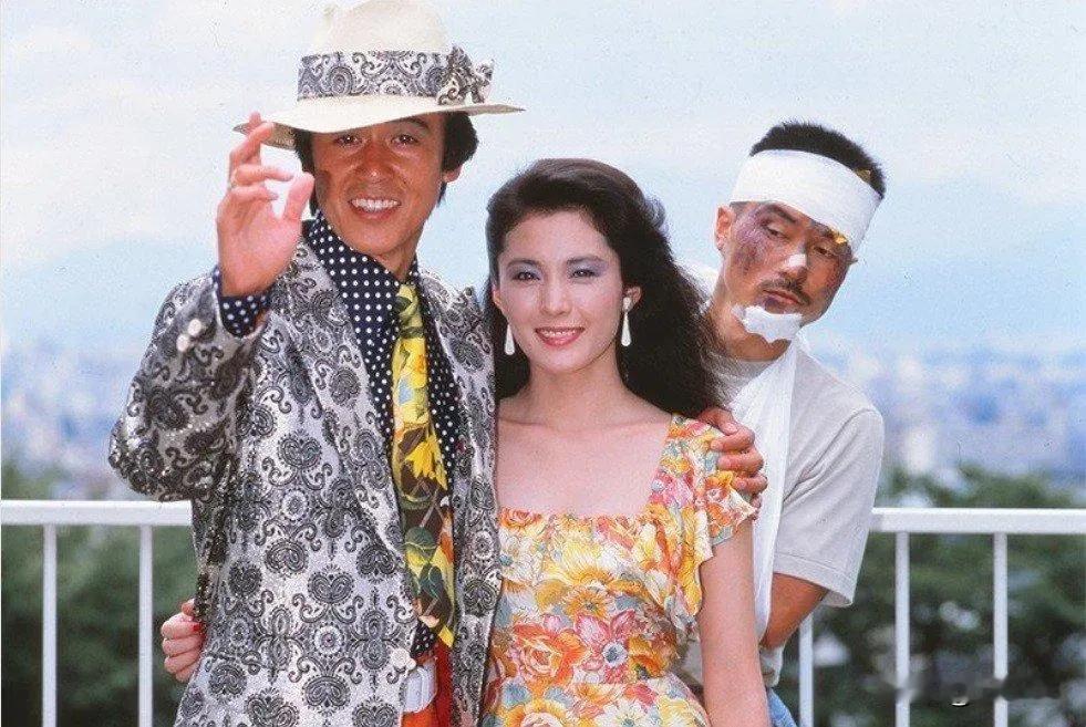 松坂庆子与孙道临 赵静 杨雅琴等的合影
图五 与潘虹在云南（1983年）
图六 