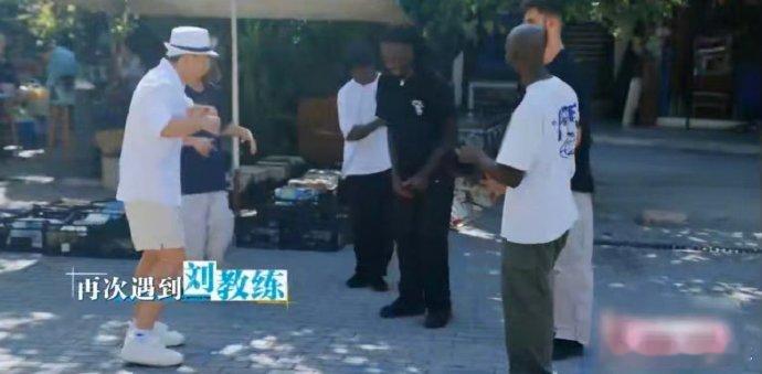 刘畊宏节目录制玩“暂停”，雅典街头秒变健身场，环球燃脂计划火热开启，跟着刘教练，