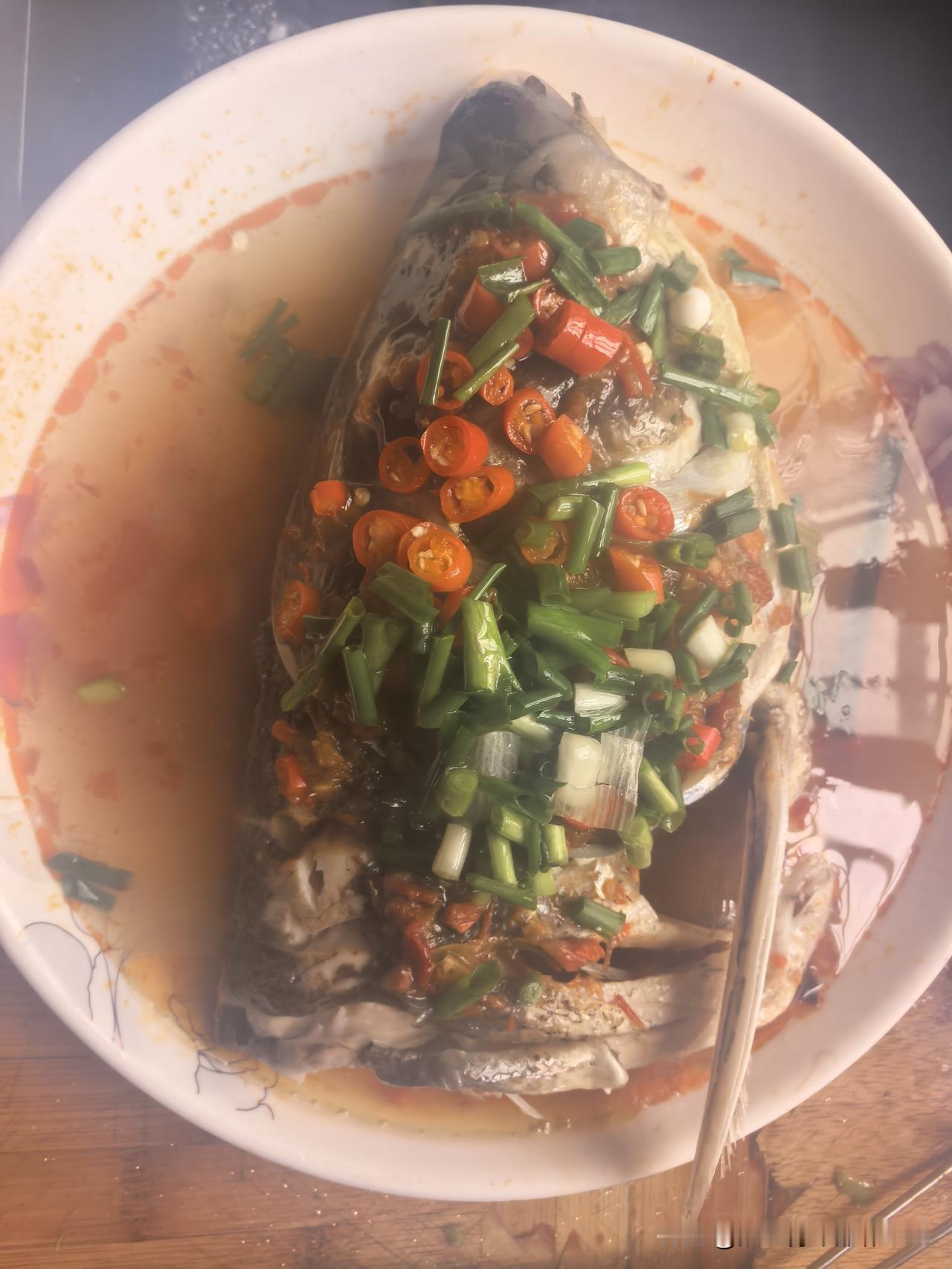 今日儿子休息，其他人或上班或上学，早上花四十多元买了一个水库里的大头鱼鱼头，中午