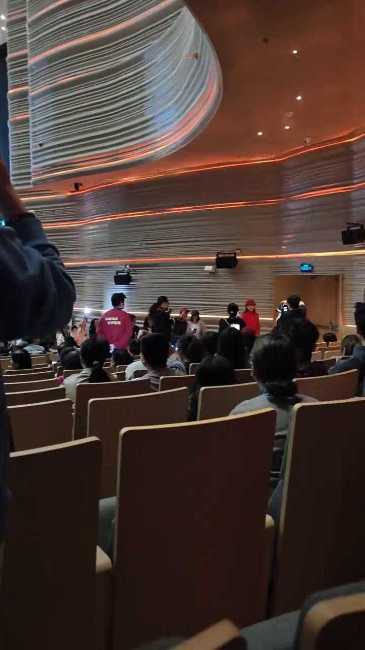 亲爱的观众朋友们，您好，演出就要开始了，为了保证有一个良好的欣赏表演艺术的环境，