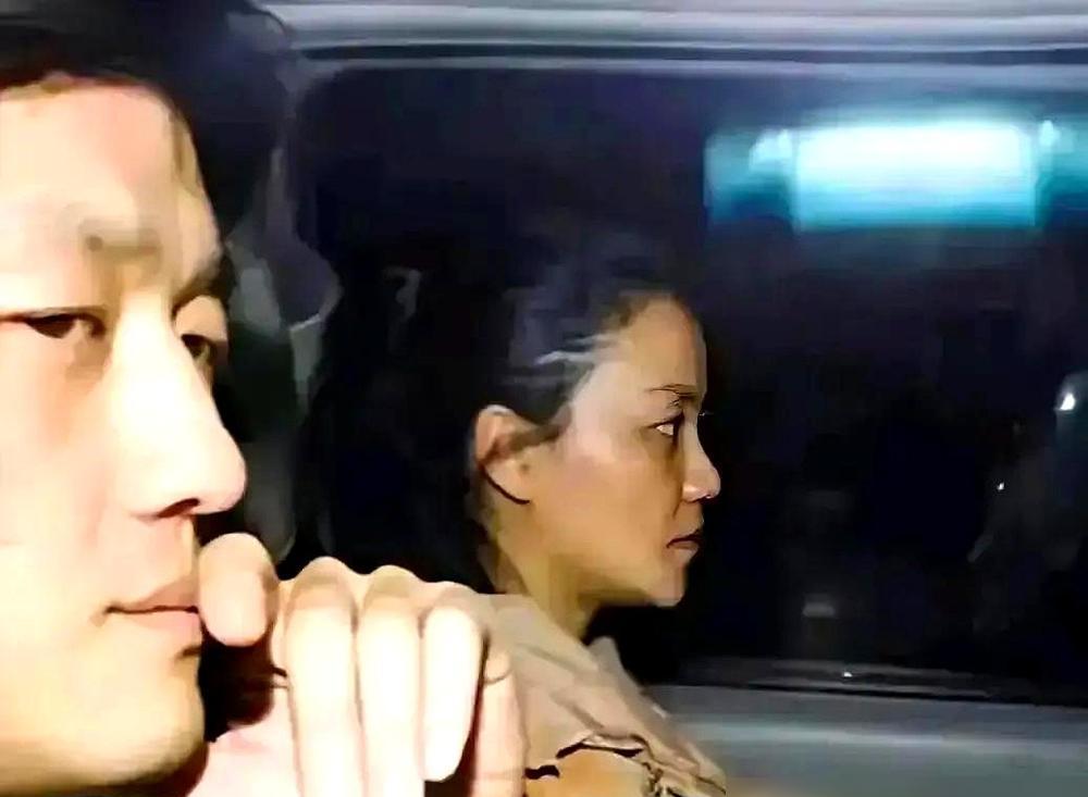 离婚5年还同框，王菲李亚鹏这出戏，到底演给谁看。
李嫣的社交动态，最近有点不寻常