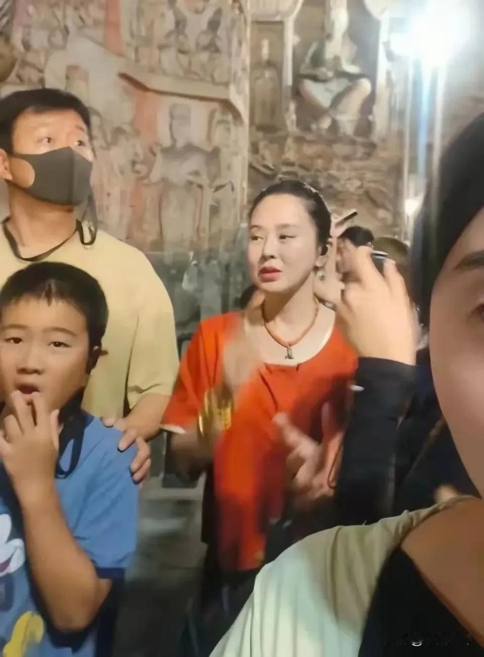 46岁的佟大为带着妻子关悦和孩子们现身山西大同的云冈石窟景区，趁着暑假人潮高峰全