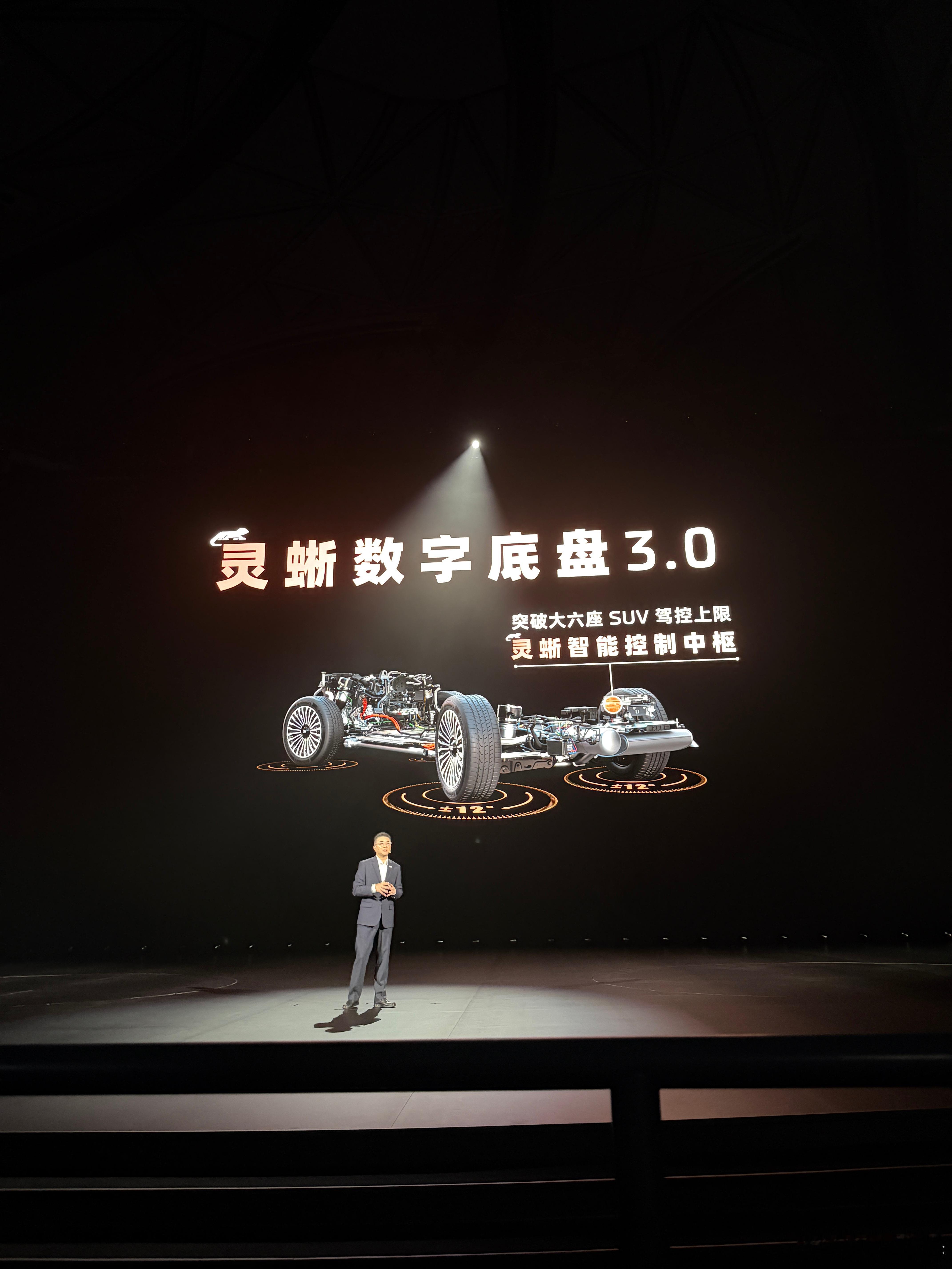 你永远可以相信智己的底盘哪怕是在智己目前最大的车型上哪怕是在一台车长接近5米3的