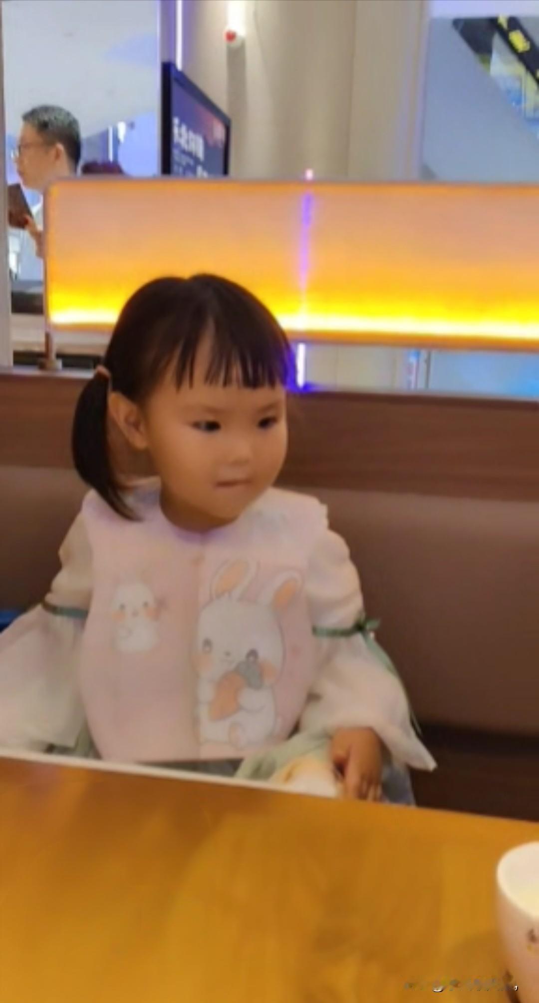 去幼儿园要穿汉服
过几天李小铁就要去幼儿园了，幼儿园要求孩子们穿汉服，正好这两天
