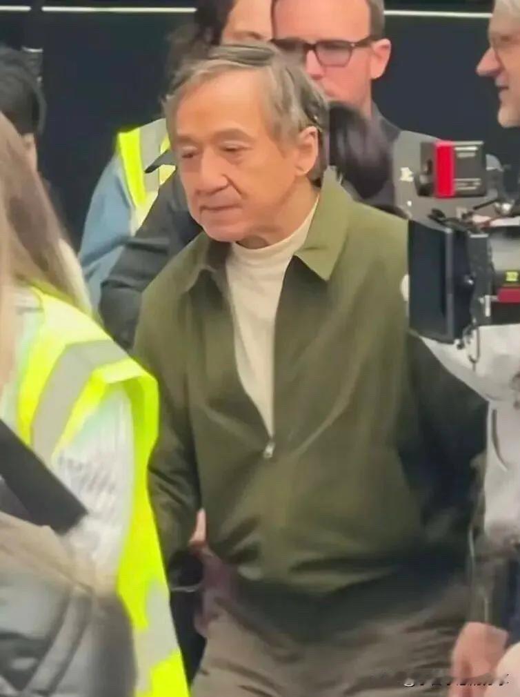 当年的国际巨星，如今也是白发苍苍的老人了，可惜岁月不饶人啊。看着他有点弯腰驼背的