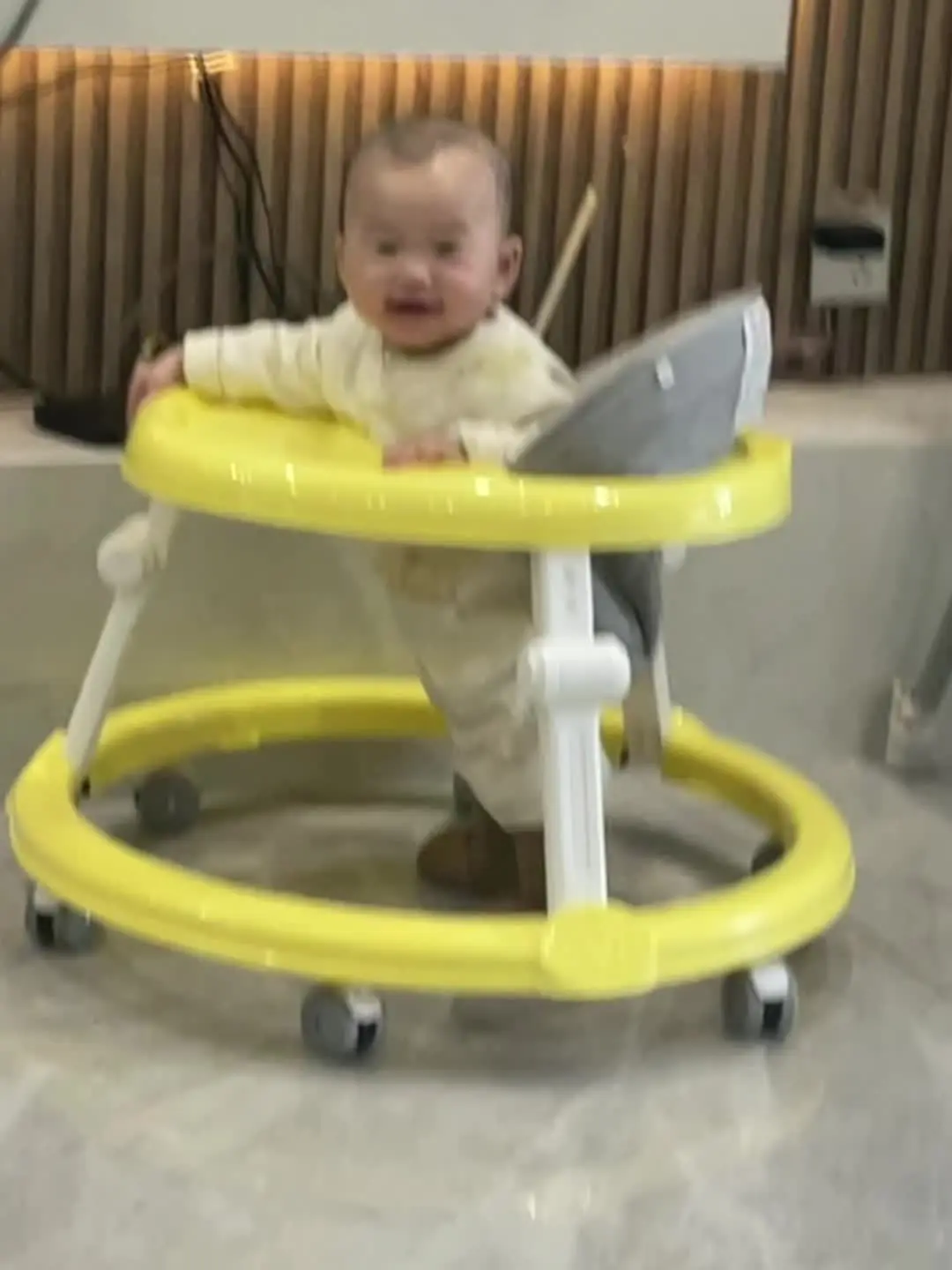 自己玩的不亦乐乎 精力旺盛的宝宝 爱笑的宝贝