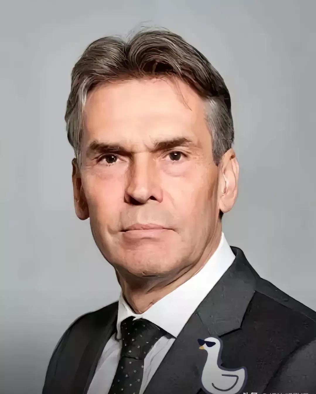 果不其然 
被我猜中了 
都以为稀土管制能按住荷兰，没想到人家反手就把中低端DU