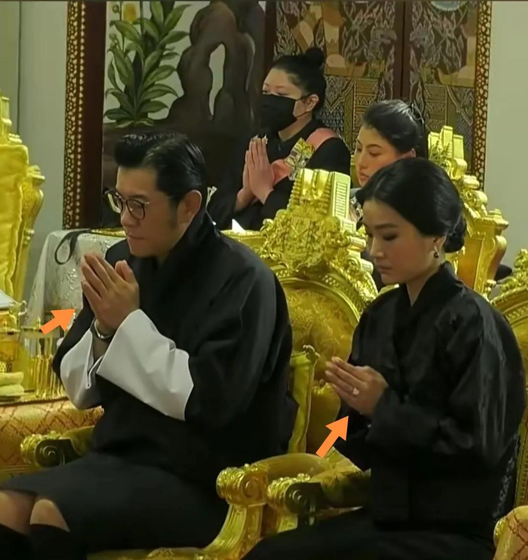 不丹国王旺楚克和王后佩玛双手合十
吊唁泰国帕长公主。