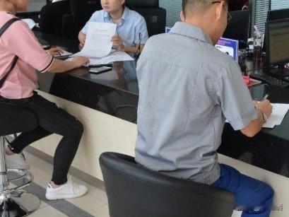 这也太吓人了，在银行办理业务，一定要多做一个动作，要不然你后悔莫及！

我一小老