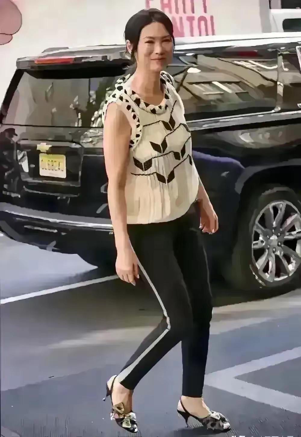 我的个妈呐！我在美国曼哈顿街头碰到了谁？邓文迪是一位极具传奇色彩与争议性的女性，