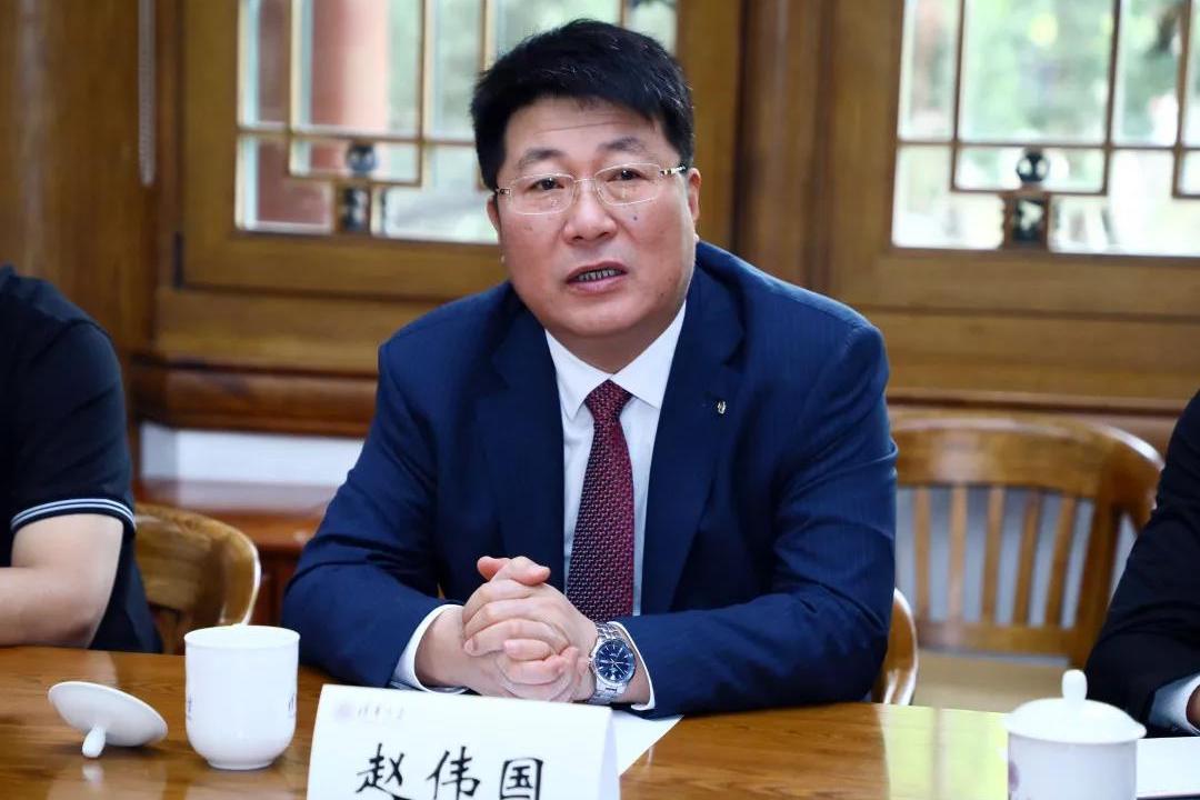 原紫光集团董事长赵伟国居然还有个女性“特定关系人”，也不知道是啥关系。去年吉林省