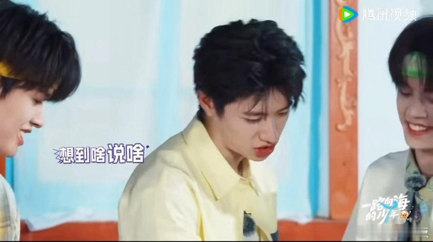 朱志鑫大馋小子朱志鑫赚的钱都吃肚子里了搞笑干饭瞬间！朱志鑫狂炫六根烤肠，吃得香喷